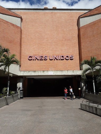 Fachada de Cines Unidos El Marqués 454