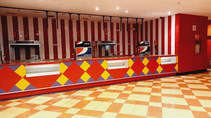 Fachada de Cines Unidos El Marqués 456