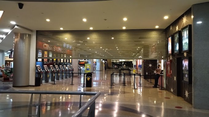 Fachada de Cines Unidos El Líder