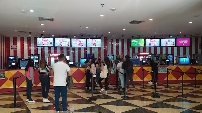 Fachada de Cines Unidos Galerías Ávila 479