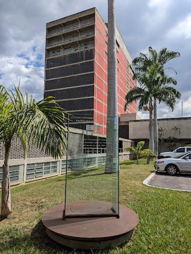 Fachada de Universidad Central de Venezuela 748