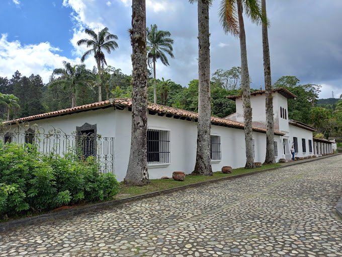 Fachada de Universidad Simón Bolívar 754