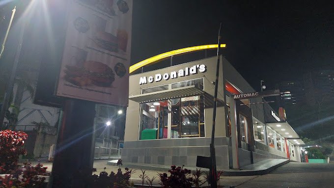 Fachada de McDonald's La Boyera