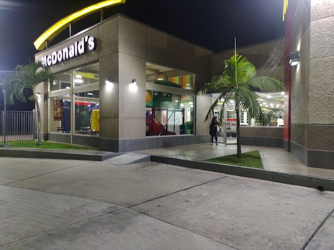 Fachada de McDonald's La Trinidad