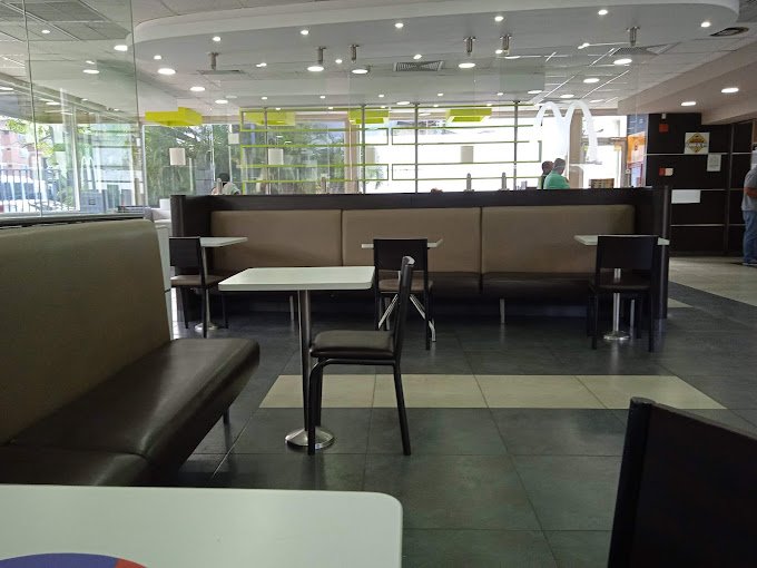 Fachada de McDonald's La Trinidad 2063