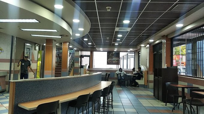 Fachada de McDonald's El Paraiso 2069