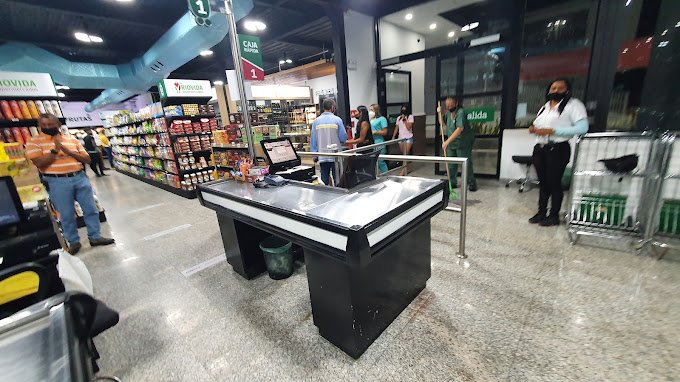 Fachada de Supermercados Riovida Colinas de Bello Monte 2100