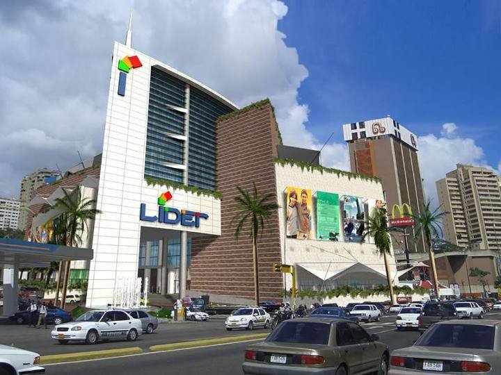 Fachada de Centro Comercial Líder