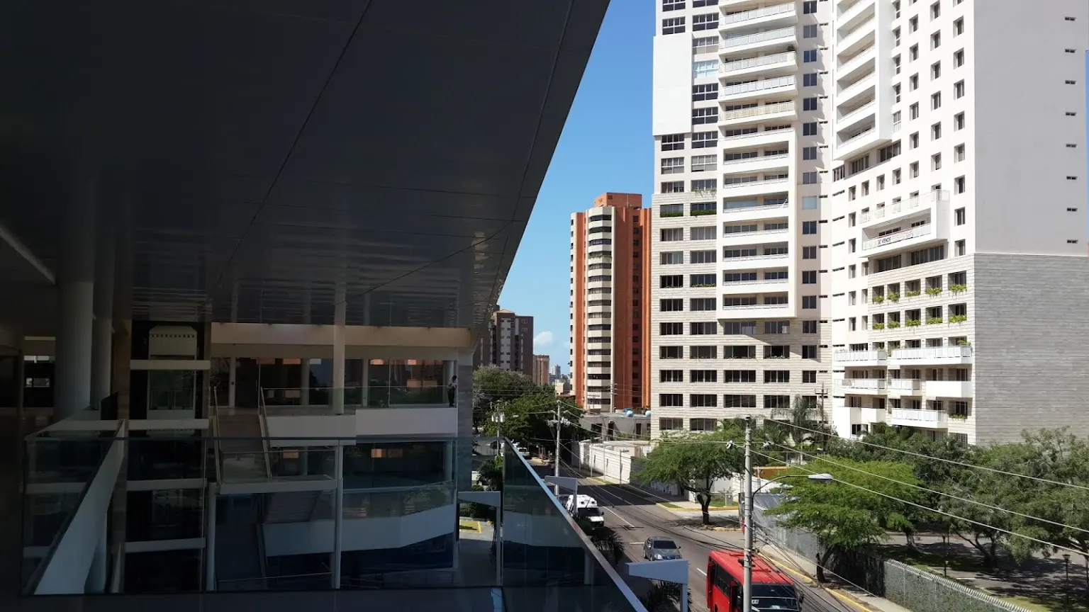 Fachada de Centro Comercial Camoruco 4010
