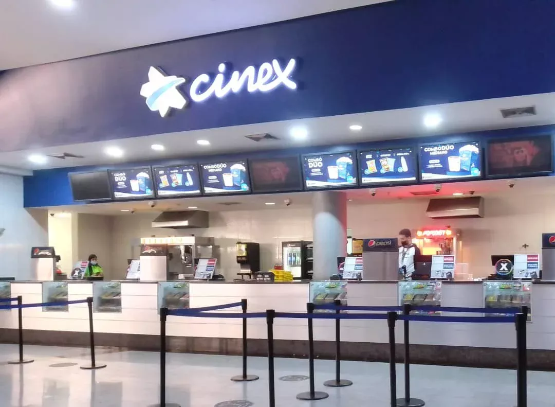 Fachada de Cinex Multiplaza Paraíso