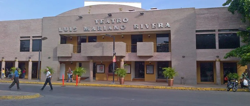 Fachada de Teatro Luis Mariano Rivera