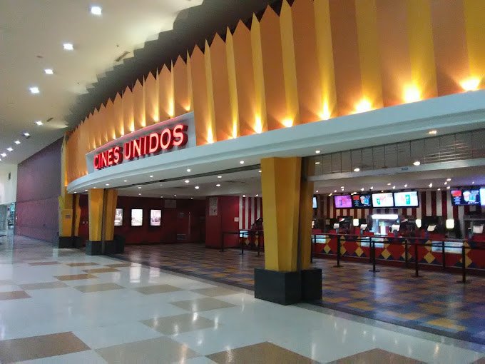 Fachada de Cines Unidos Hyper Jumbo