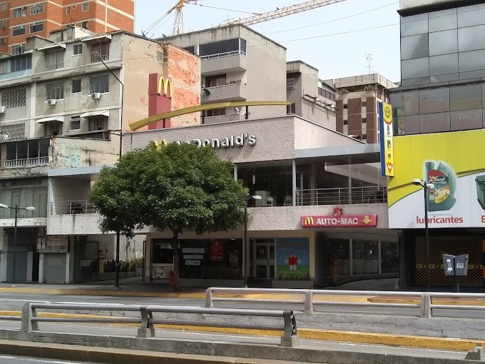 Fachada de McDonald's Chacao