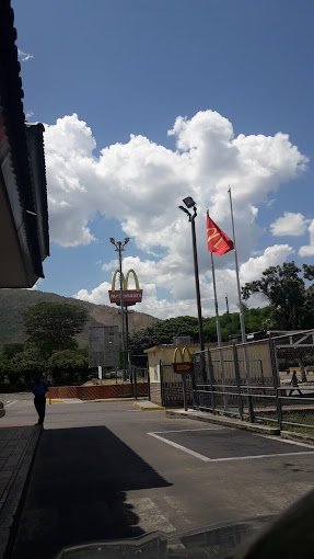 Fachada de McDonald's La Victoria